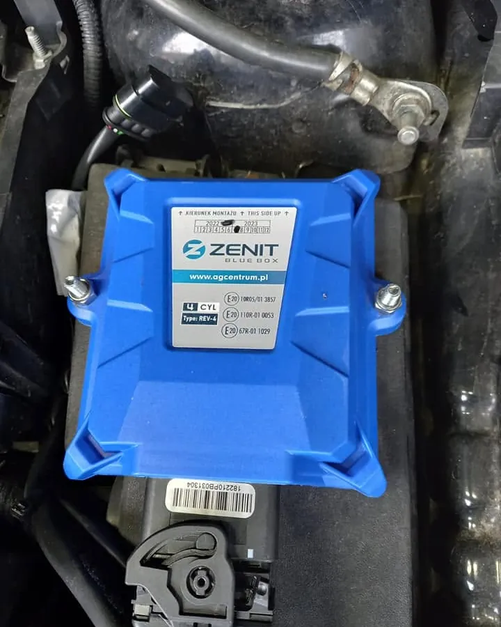 Calculator GPL Zenit albastru montat în compartimentul motor
