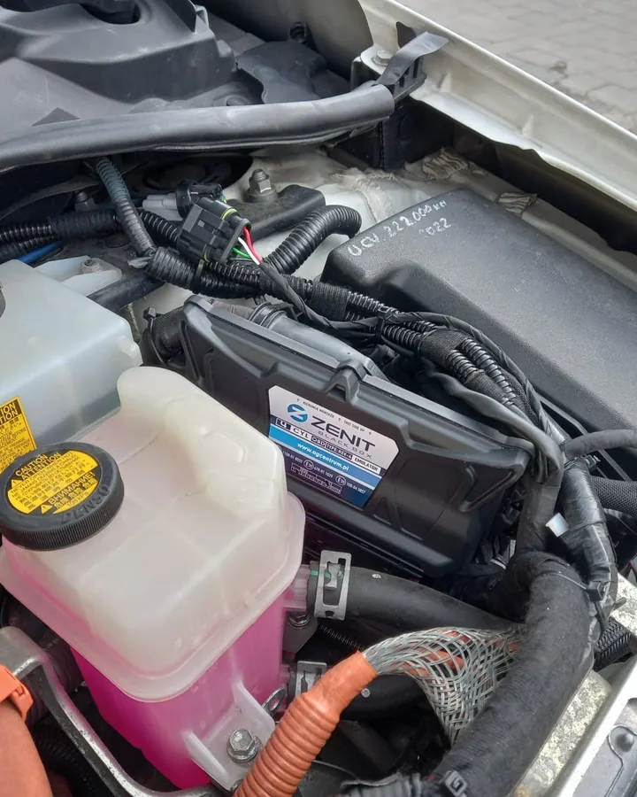 Compartimentul motor al unei Toyota hibrid cu instalație GPL și calculator Zenit